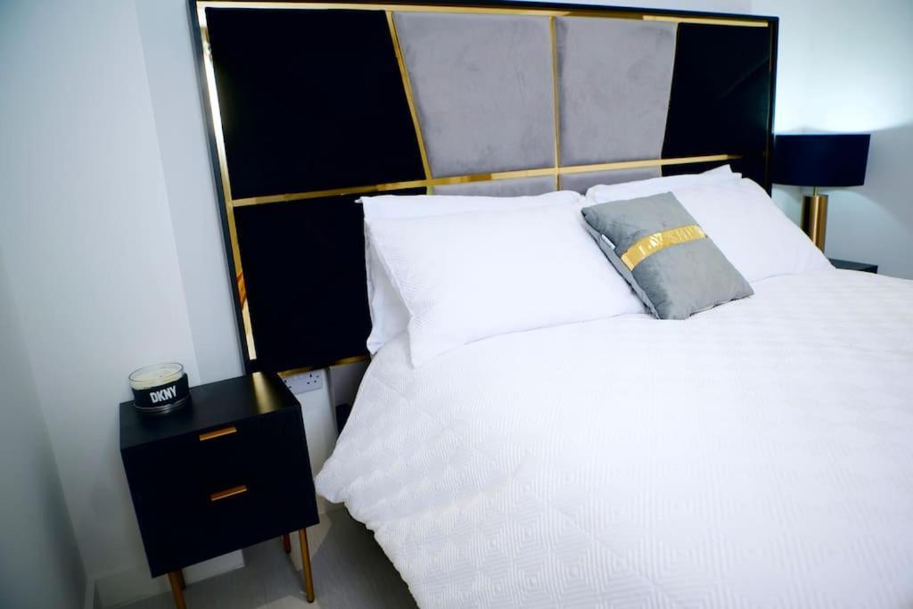 אנפילד Perfect 1 Bed Apartment Sleeps 5 1 Kingsize Bed 1 Double Sofabed One Single Mattress Free Parking Wifi Good Transport Network Shopping Holiday Makers Families Contractors In North London מראה חיצוני תמונה