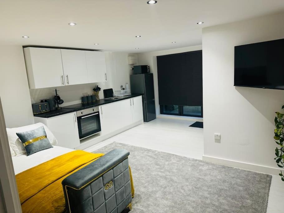 אנפילד Perfect 1 Bed Apartment Sleeps 5 1 Kingsize Bed 1 Double Sofabed One Single Mattress Free Parking Wifi Good Transport Network Shopping Holiday Makers Families Contractors In North London מראה חיצוני תמונה