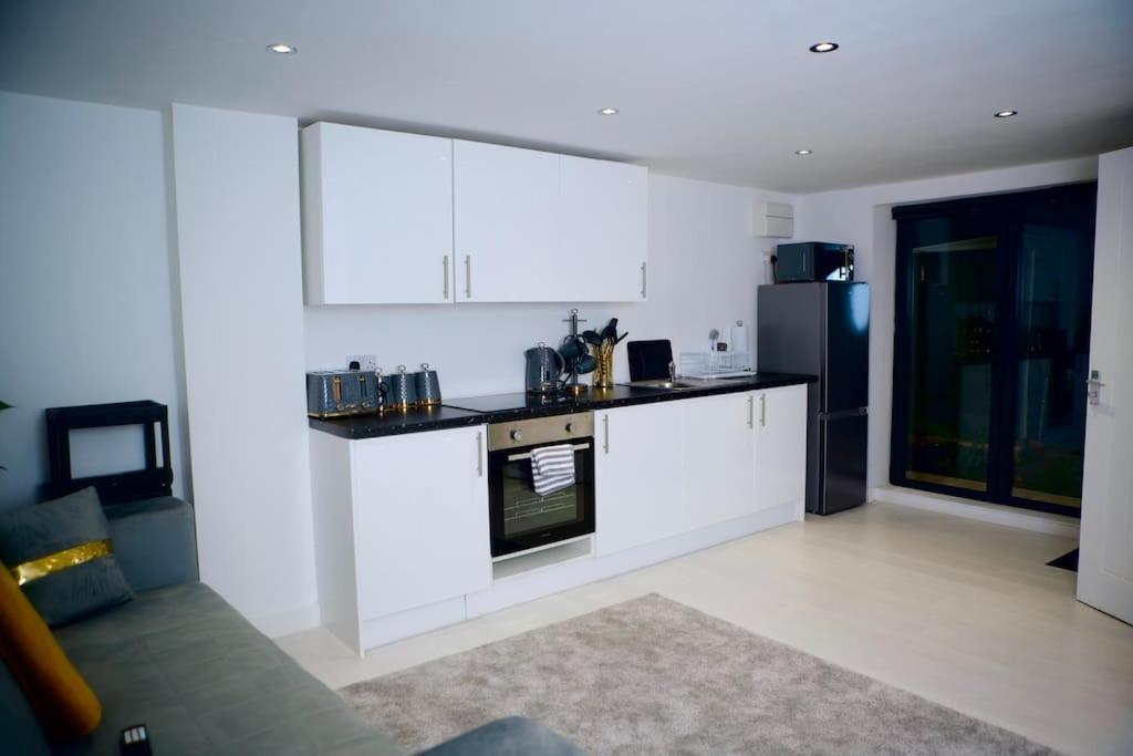 אנפילד Perfect 1 Bed Apartment Sleeps 5 1 Kingsize Bed 1 Double Sofabed One Single Mattress Free Parking Wifi Good Transport Network Shopping Holiday Makers Families Contractors In North London מראה חיצוני תמונה