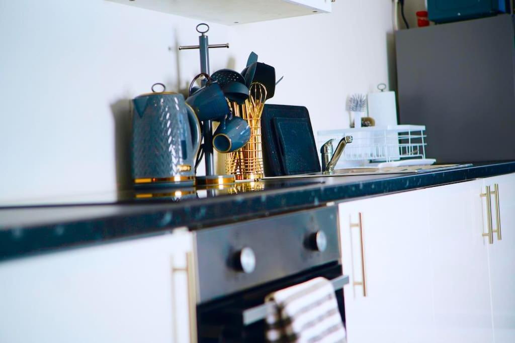 אנפילד Perfect 1 Bed Apartment Sleeps 5 1 Kingsize Bed 1 Double Sofabed One Single Mattress Free Parking Wifi Good Transport Network Shopping Holiday Makers Families Contractors In North London מראה חיצוני תמונה