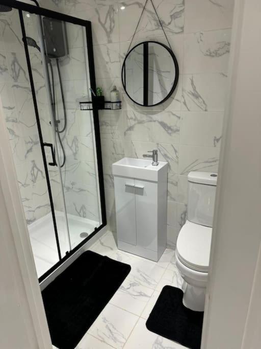אנפילד Perfect 1 Bed Apartment Sleeps 5 1 Kingsize Bed 1 Double Sofabed One Single Mattress Free Parking Wifi Good Transport Network Shopping Holiday Makers Families Contractors In North London מראה חיצוני תמונה