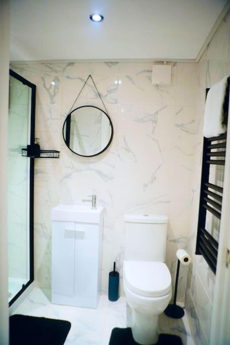 אנפילד Perfect 1 Bed Apartment Sleeps 5 1 Kingsize Bed 1 Double Sofabed One Single Mattress Free Parking Wifi Good Transport Network Shopping Holiday Makers Families Contractors In North London מראה חיצוני תמונה