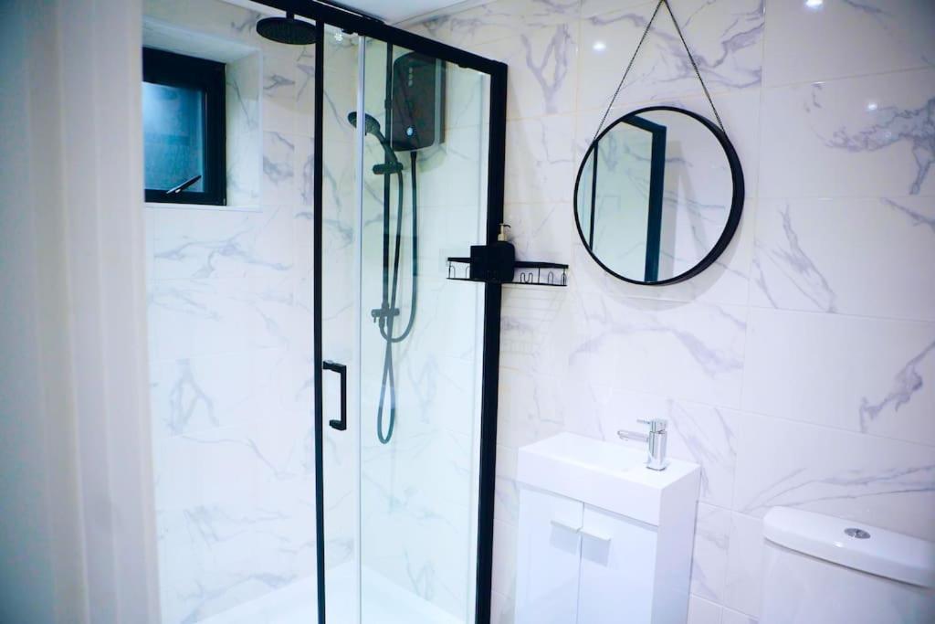 אנפילד Perfect 1 Bed Apartment Sleeps 5 1 Kingsize Bed 1 Double Sofabed One Single Mattress Free Parking Wifi Good Transport Network Shopping Holiday Makers Families Contractors In North London מראה חיצוני תמונה