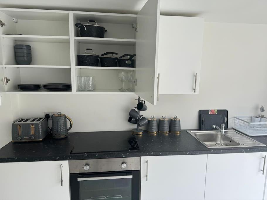 אנפילד Perfect 1 Bed Apartment Sleeps 5 1 Kingsize Bed 1 Double Sofabed One Single Mattress Free Parking Wifi Good Transport Network Shopping Holiday Makers Families Contractors In North London מראה חיצוני תמונה