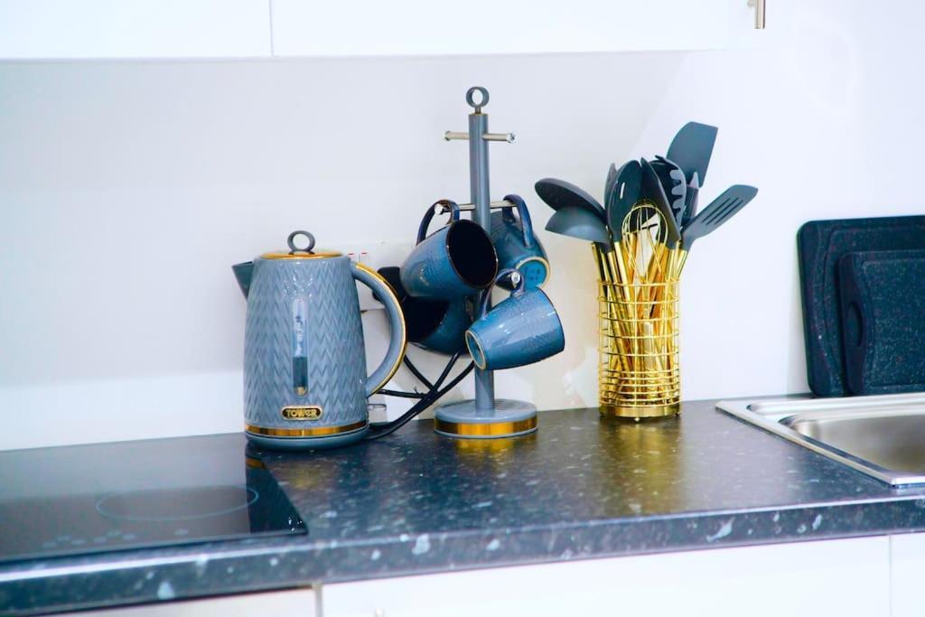 אנפילד Perfect 1 Bed Apartment Sleeps 5 1 Kingsize Bed 1 Double Sofabed One Single Mattress Free Parking Wifi Good Transport Network Shopping Holiday Makers Families Contractors In North London מראה חיצוני תמונה