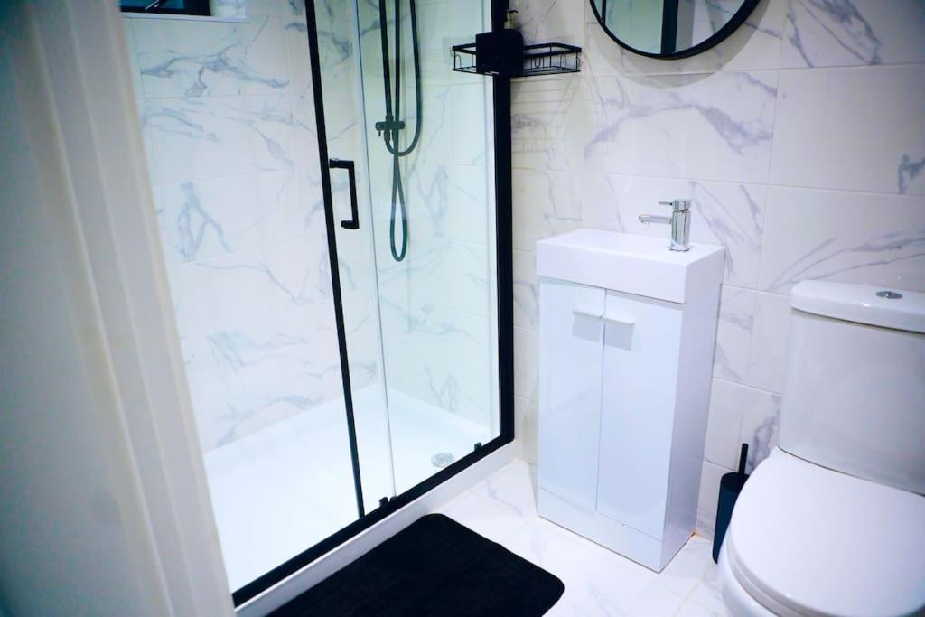 אנפילד Perfect 1 Bed Apartment Sleeps 5 1 Kingsize Bed 1 Double Sofabed One Single Mattress Free Parking Wifi Good Transport Network Shopping Holiday Makers Families Contractors In North London מראה חיצוני תמונה