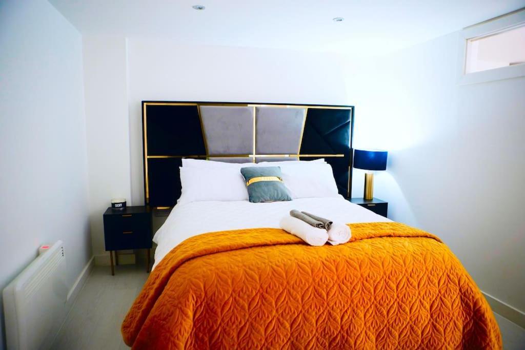 אנפילד Perfect 1 Bed Apartment Sleeps 5 1 Kingsize Bed 1 Double Sofabed One Single Mattress Free Parking Wifi Good Transport Network Shopping Holiday Makers Families Contractors In North London מראה חיצוני תמונה