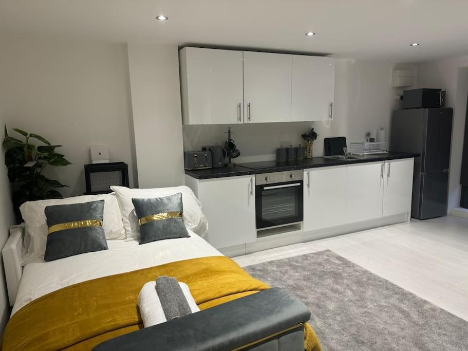 אנפילד Perfect 1 Bed Apartment Sleeps 5 1 Kingsize Bed 1 Double Sofabed One Single Mattress Free Parking Wifi Good Transport Network Shopping Holiday Makers Families Contractors In North London מראה חיצוני תמונה