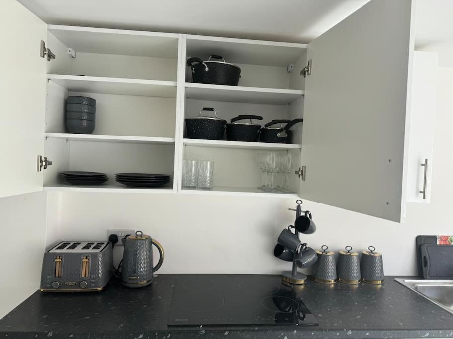 אנפילד Perfect 1 Bed Apartment Sleeps 5 1 Kingsize Bed 1 Double Sofabed One Single Mattress Free Parking Wifi Good Transport Network Shopping Holiday Makers Families Contractors In North London מראה חיצוני תמונה