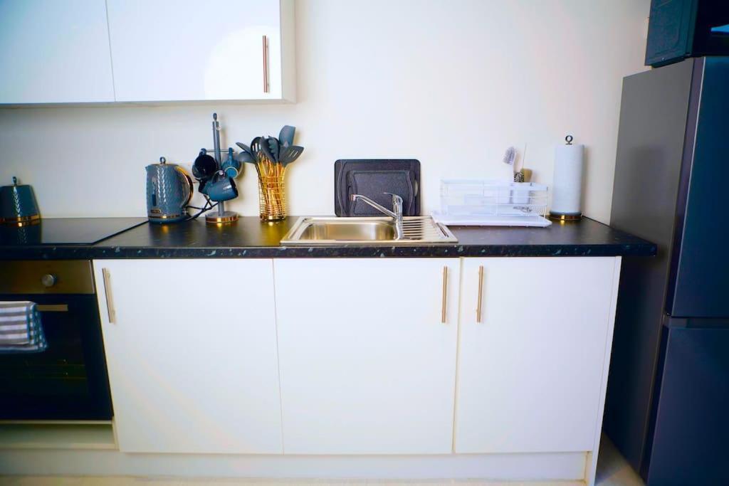 אנפילד Perfect 1 Bed Apartment Sleeps 5 1 Kingsize Bed 1 Double Sofabed One Single Mattress Free Parking Wifi Good Transport Network Shopping Holiday Makers Families Contractors In North London מראה חיצוני תמונה