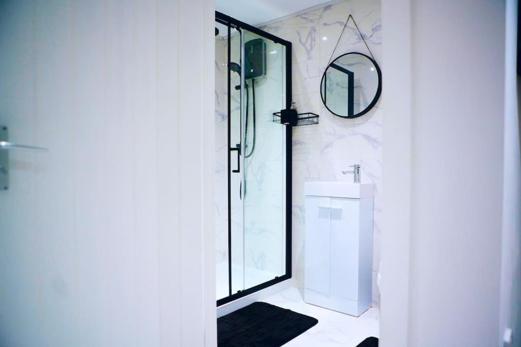 אנפילד Perfect 1 Bed Apartment Sleeps 5 1 Kingsize Bed 1 Double Sofabed One Single Mattress Free Parking Wifi Good Transport Network Shopping Holiday Makers Families Contractors In North London מראה חיצוני תמונה