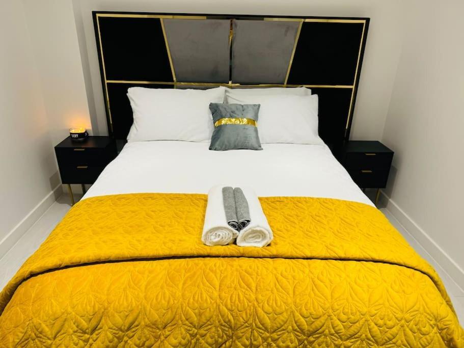 אנפילד Perfect 1 Bed Apartment Sleeps 5 1 Kingsize Bed 1 Double Sofabed One Single Mattress Free Parking Wifi Good Transport Network Shopping Holiday Makers Families Contractors In North London מראה חיצוני תמונה