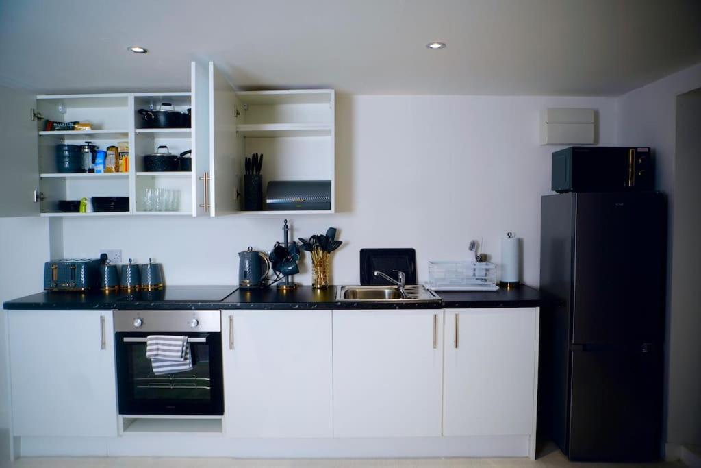 אנפילד Perfect 1 Bed Apartment Sleeps 5 1 Kingsize Bed 1 Double Sofabed One Single Mattress Free Parking Wifi Good Transport Network Shopping Holiday Makers Families Contractors In North London מראה חיצוני תמונה