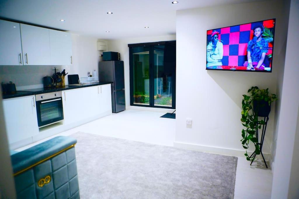 אנפילד Perfect 1 Bed Apartment Sleeps 5 1 Kingsize Bed 1 Double Sofabed One Single Mattress Free Parking Wifi Good Transport Network Shopping Holiday Makers Families Contractors In North London מראה חיצוני תמונה