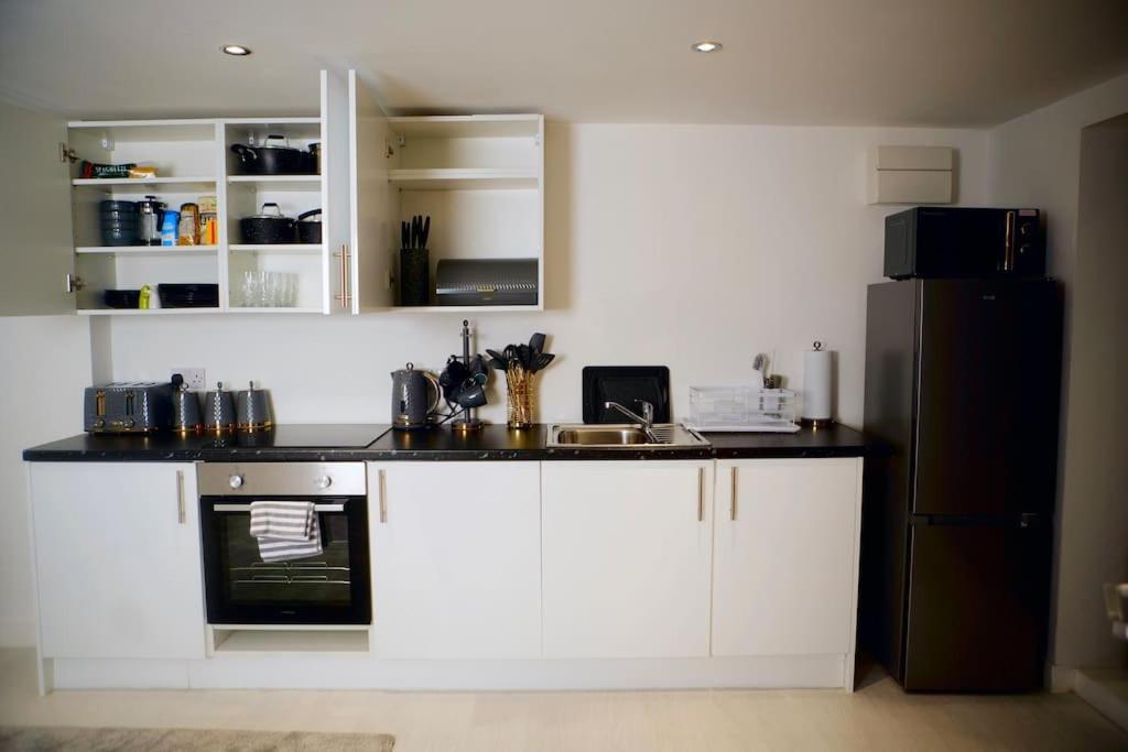 אנפילד Perfect 1 Bed Apartment Sleeps 5 1 Kingsize Bed 1 Double Sofabed One Single Mattress Free Parking Wifi Good Transport Network Shopping Holiday Makers Families Contractors In North London מראה חיצוני תמונה