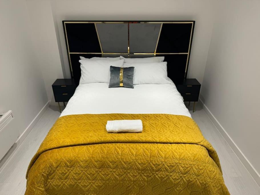 אנפילד Perfect 1 Bed Apartment Sleeps 5 1 Kingsize Bed 1 Double Sofabed One Single Mattress Free Parking Wifi Good Transport Network Shopping Holiday Makers Families Contractors In North London מראה חיצוני תמונה
