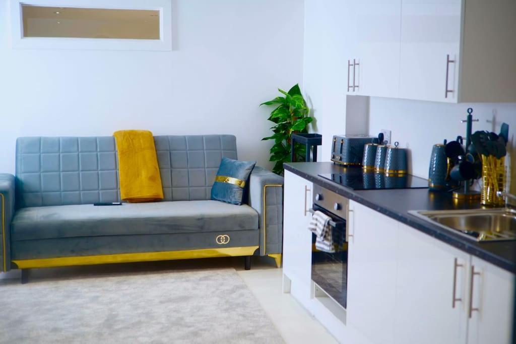 אנפילד Perfect 1 Bed Apartment Sleeps 5 1 Kingsize Bed 1 Double Sofabed One Single Mattress Free Parking Wifi Good Transport Network Shopping Holiday Makers Families Contractors In North London מראה חיצוני תמונה