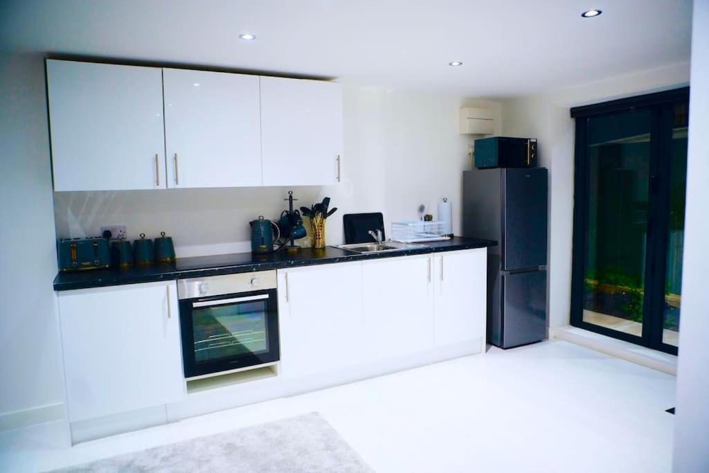 אנפילד Perfect 1 Bed Apartment Sleeps 5 1 Kingsize Bed 1 Double Sofabed One Single Mattress Free Parking Wifi Good Transport Network Shopping Holiday Makers Families Contractors In North London מראה חיצוני תמונה