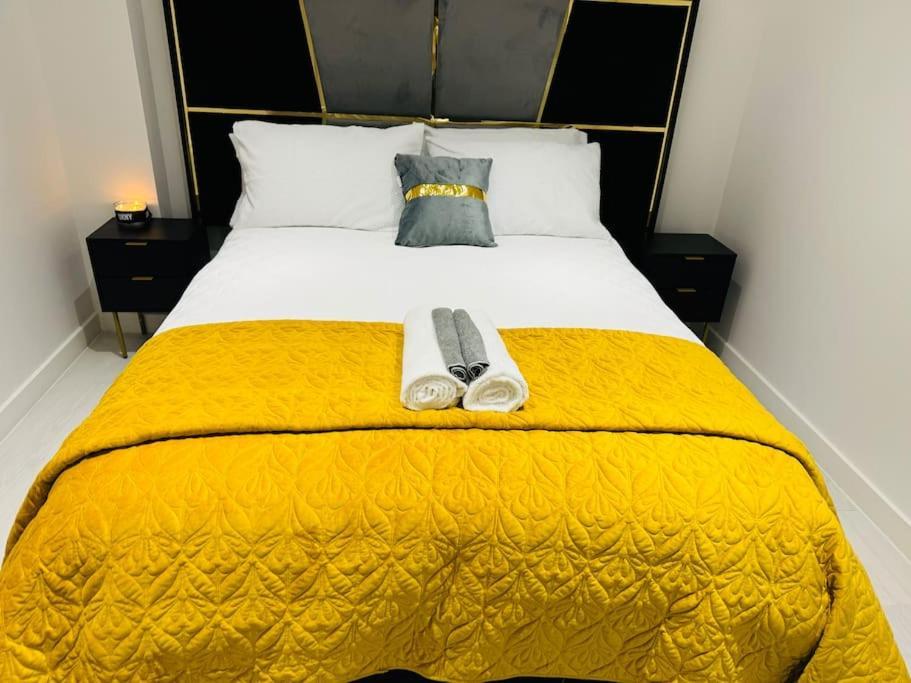 אנפילד Perfect 1 Bed Apartment Sleeps 5 1 Kingsize Bed 1 Double Sofabed One Single Mattress Free Parking Wifi Good Transport Network Shopping Holiday Makers Families Contractors In North London מראה חיצוני תמונה