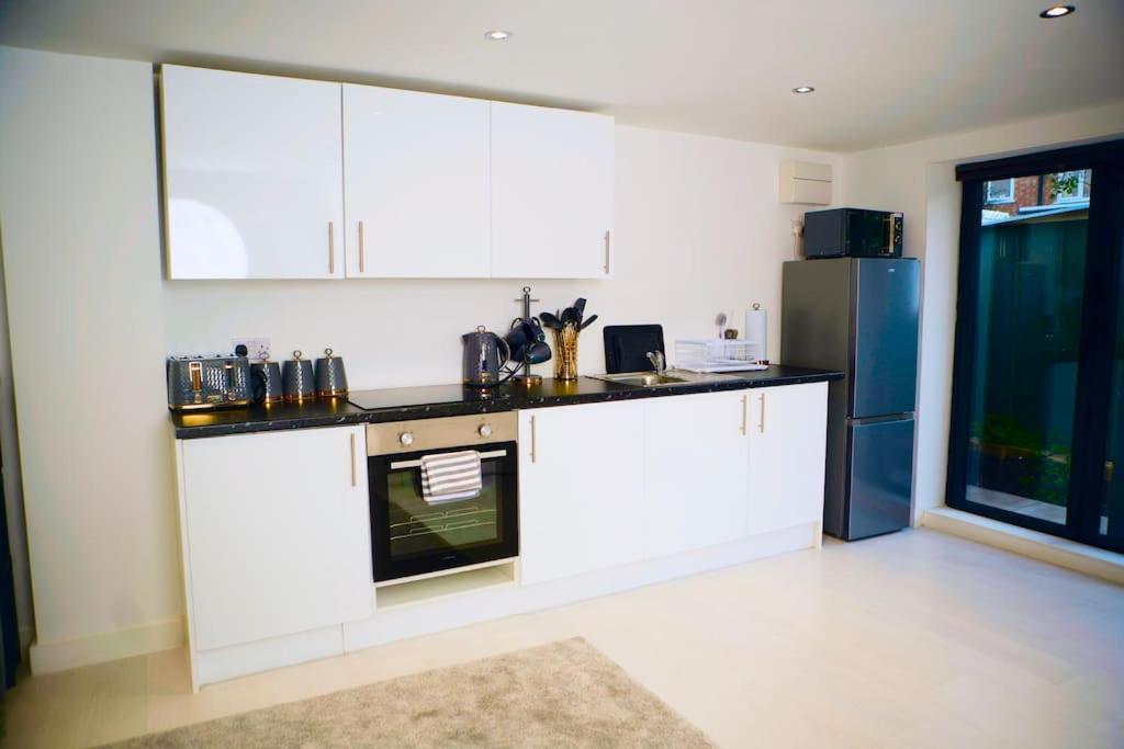 אנפילד Perfect 1 Bed Apartment Sleeps 5 1 Kingsize Bed 1 Double Sofabed One Single Mattress Free Parking Wifi Good Transport Network Shopping Holiday Makers Families Contractors In North London מראה חיצוני תמונה